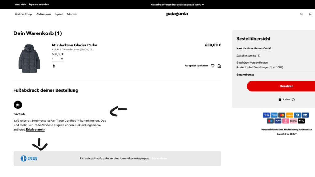 Patagonia verweist auf das Fair Trade Siegel sowie dass 1% des Kaufs an eine Umweltschutzgruppe gespendet wird