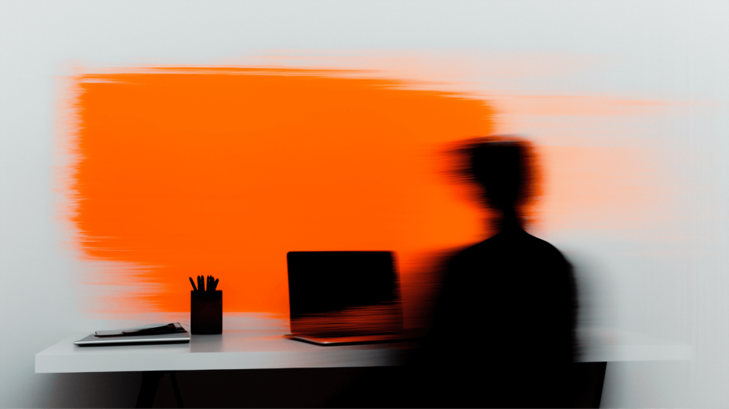 Foto von Person an Arbeitsplatz mit Laptop mit orangem Motion-Blur Effekt.